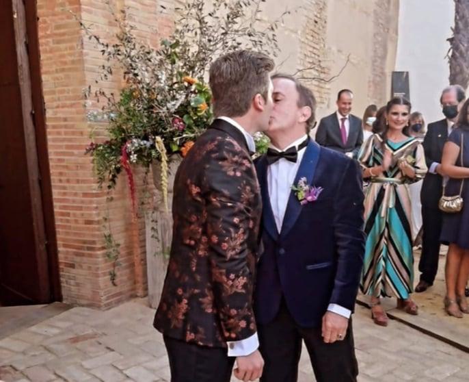 Enrique y David frente a una iglesia después de casarse.